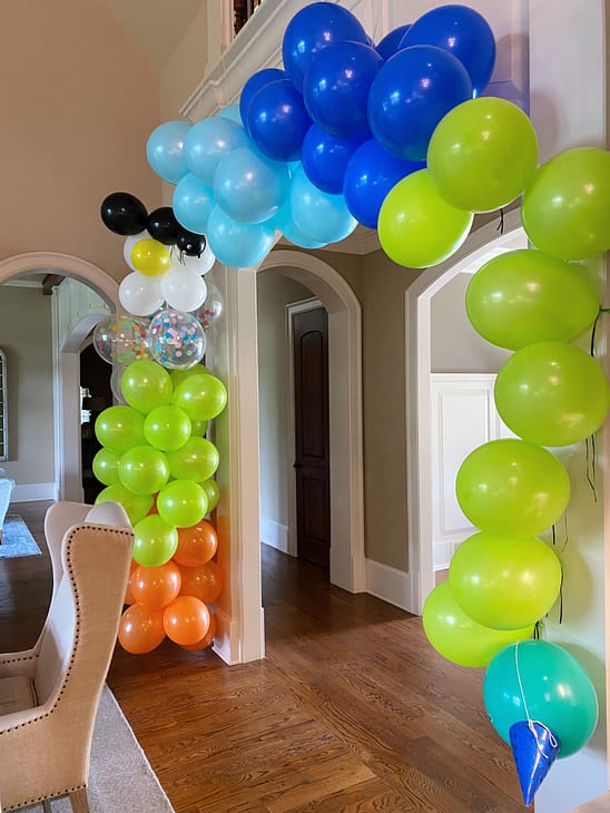 critter balloon arch with ant and daisy