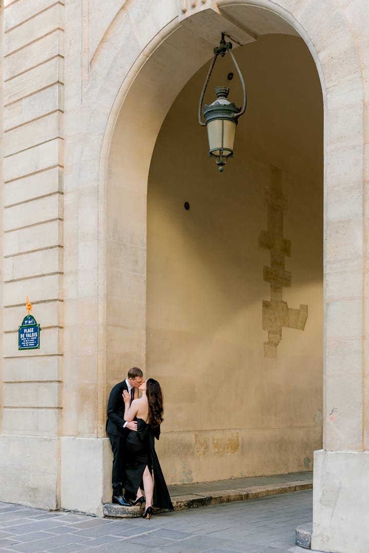 kissing at place de Valois