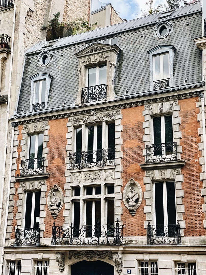 Parisian architectural building: guide to Paris 