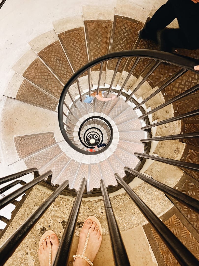 staircase inside arc de triomphe